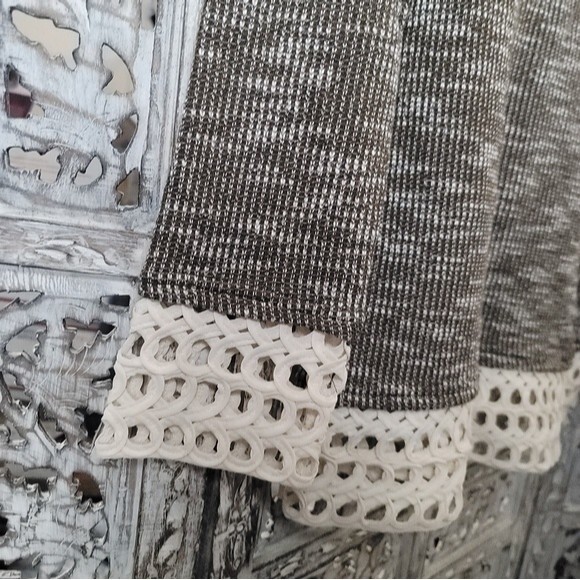 Entro Long-sleeved Sweater with Cutout Detail Trim - Picture 4 of 12